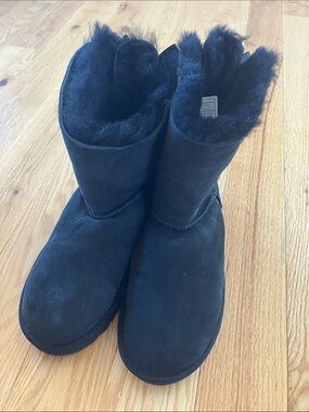 NWT UGG Black Suede Bow Back Short Boots
